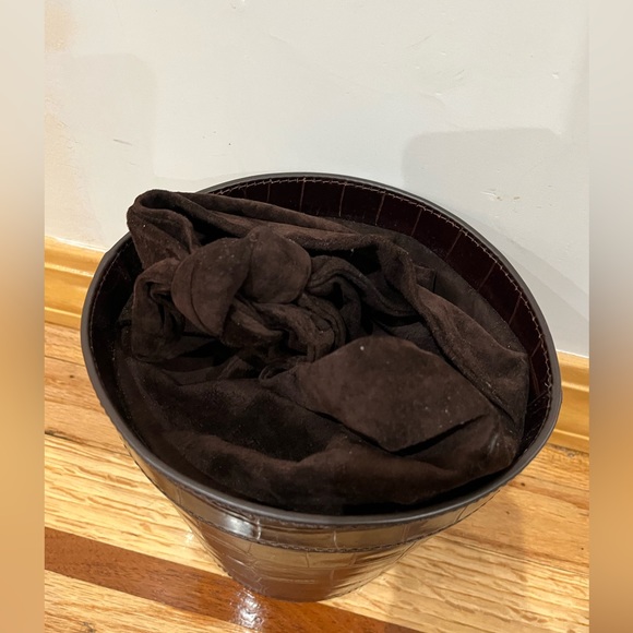 STAUD - Picture 3 of 6